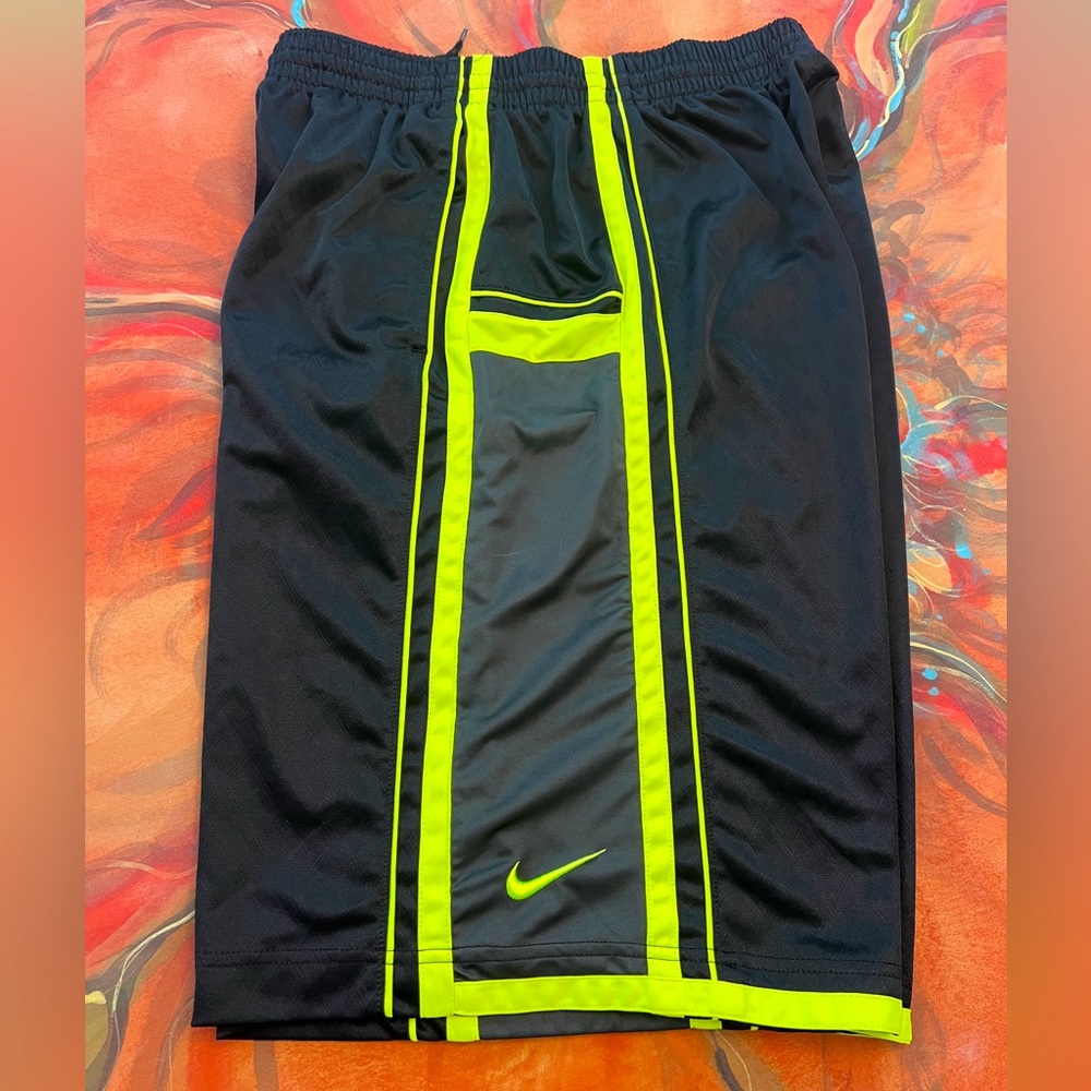 NIKE MENS BASKETBALL SHORTS SIZE L BLACK & FLUORESCENT YELLOW/GREEN